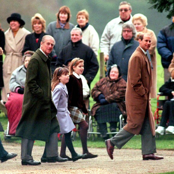 Le prince Philip, ses fils le prince Charles, le prince Edward, et ses petits-enfants Harry, Beatrice et Eugenie, lors du Noël de la famille royale à Sandringham en 1998.