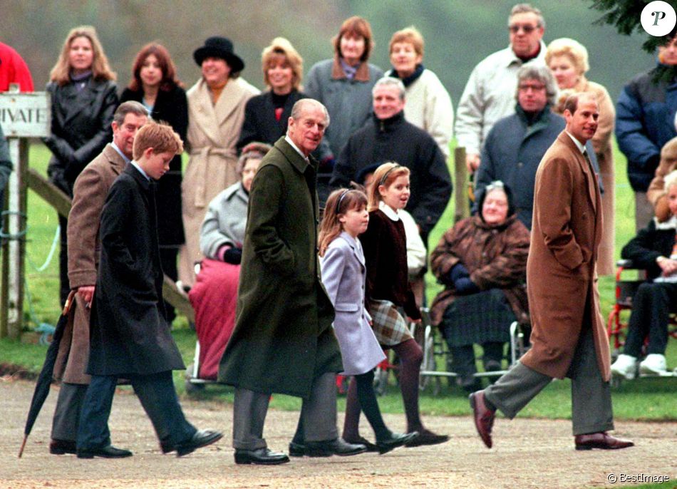 Le prince Philip, ses fils le prince Charles, le prince Edward, et ses petits-enfants Harry, Beatrice et Eugenie, lors du Noël de la famille royale à Sandringham en 1998.