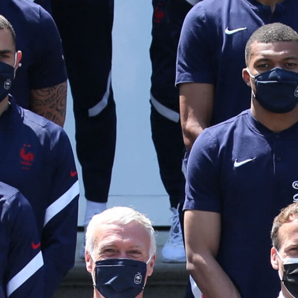 A quelques jours du coup d'envoi du championnat d'Europe de football, le président de la République française, Emmanuel Macron, et sa femme la Première Dame Brigitte Macron rencontrent les joueurs de l'équipe de France à Clairefontaine-en-Yvelines, France, le 10 juin 2021. N'Golo Kanté, Karim Benzema, Kylian Mbappé et le sélectionneur Didier Deschamps. © Jean-Emmanuel Etty/Pool/Bestimage