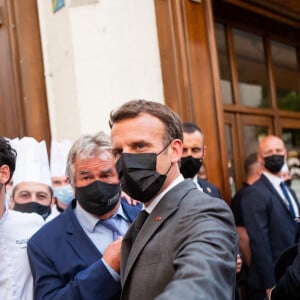 Emmanuel Macron, président de la République, déplacement à Valence, avec les chefs cuisiniers Louis Chabran et son père Michel Chabran après la rencontre et le déjeuner à la terrasse d'un restraurant avec les acteurs de la gastronomie locale et nationale Valence, le 8 juin 2021. © Romain Gaillard / Pool / Bestimage