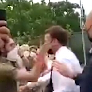 En déplacement dans la Drôme dans le cadre d'une journée consacrée à la restauration, le président Emmanuel Macron a pris une gifle. Un Drômois de 28 ans, suspecté d'avoir giflé le président, a été interpellé avec un homme originaire du département. Tain l'Hermitage le 8 juin 2021 © Images Twitter @ALEXPLILLE via Bestimage