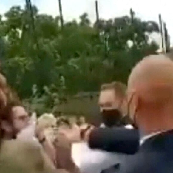 En déplacement dans la Drôme dans le cadre d'une journée consacrée à la restauration, le président Emmanuel Macron a pris une gifle. Un Drômois de 28 ans, suspecté d'avoir giflé le président, a été interpellé avec un homme originaire du département. Tain l'Hermitage le 8 juin 2021 © Images Twitter @ALEXPLILLE via Bestimage