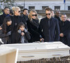 Laeticia Hallyday, ses filles Jade et Joy, Laura Smet et David Hallyday devant le cercueil de Johnny Hallyday - Arrivées des personnalités en l'église de La Madeleine pour les obsèques de Johnny Hallyday à Paris.