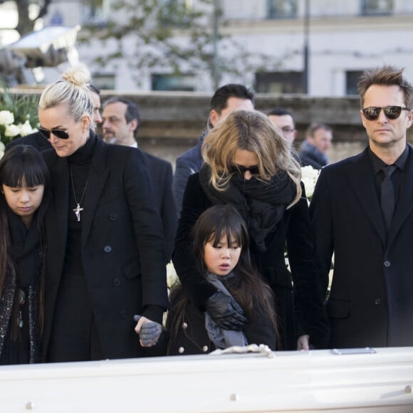 Laeticia Hallyday, ses filles Jade et Joy, Laura Smet et David Hallyday devant le cercueil de Johnny Hallyday - Arrivées des personnalités en l'église de La Madeleine pour les obsèques de Johnny Hallyday à Paris. Le 9 décembre 2017