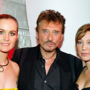 Johnny Hallyday, son épouse Laeticia et sa fille Laura Smet en soirée en 2003.