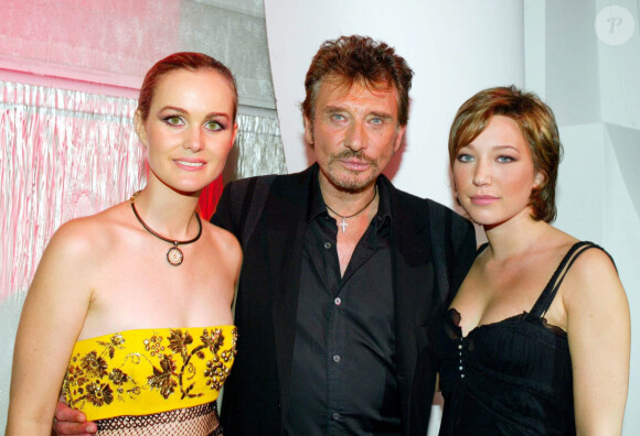 Johnny Hallyday, son épouse Laeticia et sa fille Laura Smet en soirée en 2003.