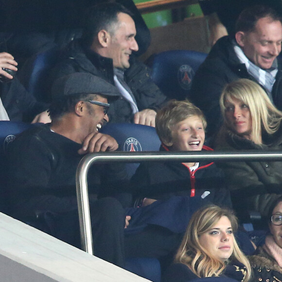 Yannick Noah avec Isabelle Camus et leur fils Joalukas lors du match de Ligue 1 Psg - Bastia lors de la 20ème journée au Parc des Princes à Paris, le 8 janvier 2016.