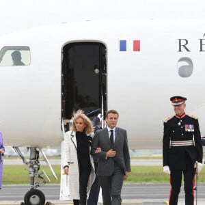 Le président Emmanuel Macron et sa femme Brigitte arrivent à l'aéroport Cornwall pour le sommet du G7 le 11 juin 2021.