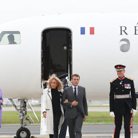 Le président Emmanuel Macron et sa femme Brigitte arrivent à l'aéroport Cornwall pour le sommet du G7 le 11 juin 2021.