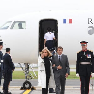 Le président Emmanuel Macron et sa femme Brigitte arrivent à l'aéroport Cornwall pour le sommet du G7 le 11 juin 2021.