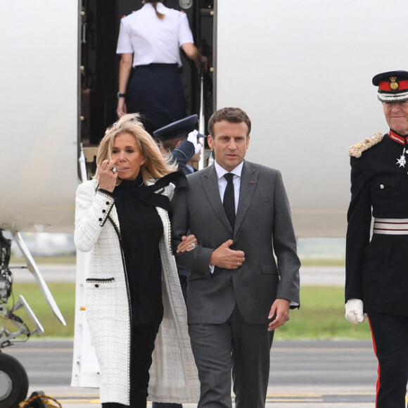 Le président Emmanuel Macron et sa femme Brigitte arrivent à l'aéroport Cornwall pour le sommet du G7