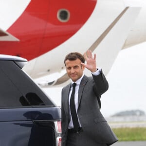 Le président Emmanuel Macron et sa femme Brigitte arrivent à l'aéroport Cornwall pour le sommet du G7 le 11 juin 2021.