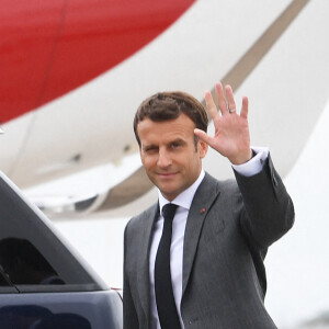 Le président Emmanuel Macron et sa femme Brigitte arrivent à l'aéroport Cornwall pour le sommet du G7 le 11 juin 2021.