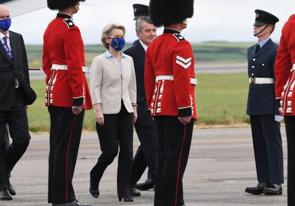La présidente de la Commission européenne Ursula von der Leyen - Arrivées des membres du G7 à l'aéroport "Cornwall Airport Newquay", à l'occasion du sommet du G7. Le 11 juin 2021