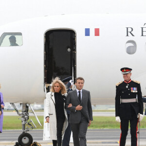 Le président Emmanuel Macron et sa femme Brigitte arrivent à l'aéroport Cornwall pour le sommet du G7 le 11 juin 2021.