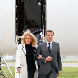 Le président de la République française Emmanuel Macron et sa femme la Premiere Dame Brigitte arrivent à l'aéroport Cornwall, Royaume Uni, le 11 juin 2021, pour le sommet du G7.