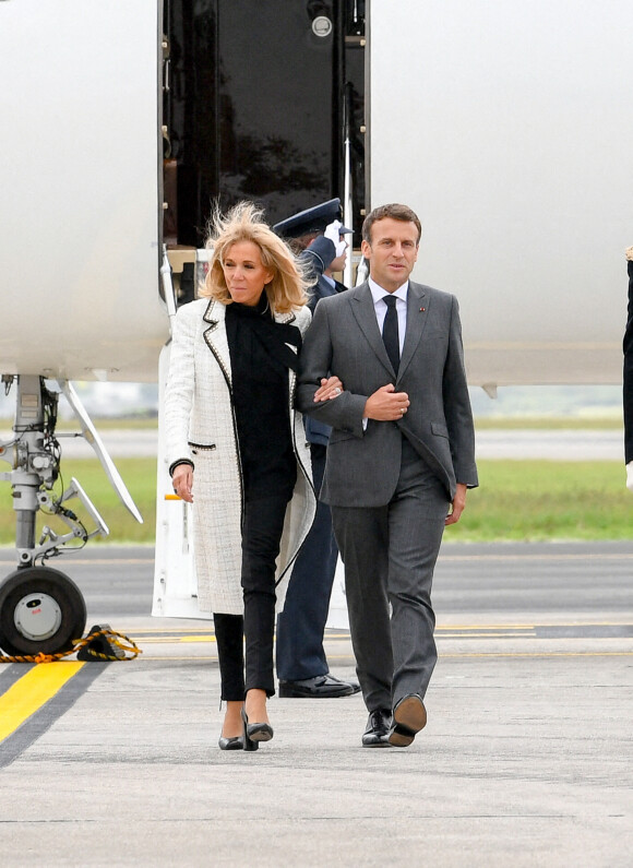 Le président de la République française Emmanuel Macron et sa femme la Premiere Dame Brigitte arrivent à l'aéroport Cornwall, Royaume Uni, le 11 juin 2021, pour le sommet du G7.