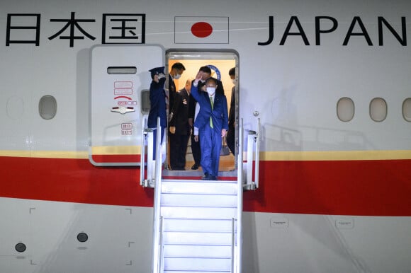 Le premier ministre japonais Yoshihide Suga et sa femme Mariko Suga à leur arrivée à l'aéroport "Cornwall Airport Newquay", à l'occasion du sommet du G7. Le 10 juin 2021