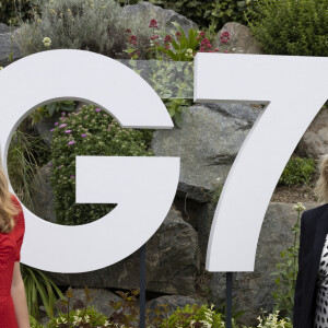 Carrie Johnson s'entretient avec la Première Dame des États-Unis, Jill Biden, lors du sommet des dirigeants du G7 à Carbis Bay, Royaume Uni, le 10 juin 2021.