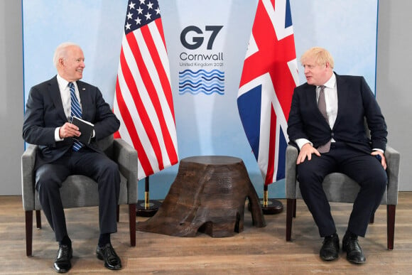 Le président américain Joe Biden s'entretient avec le Premier ministre Boris Johnson avant le sommet du G7 à Saint Ives, Cornwall, Royaume Uni, le 10 juin 2021.
