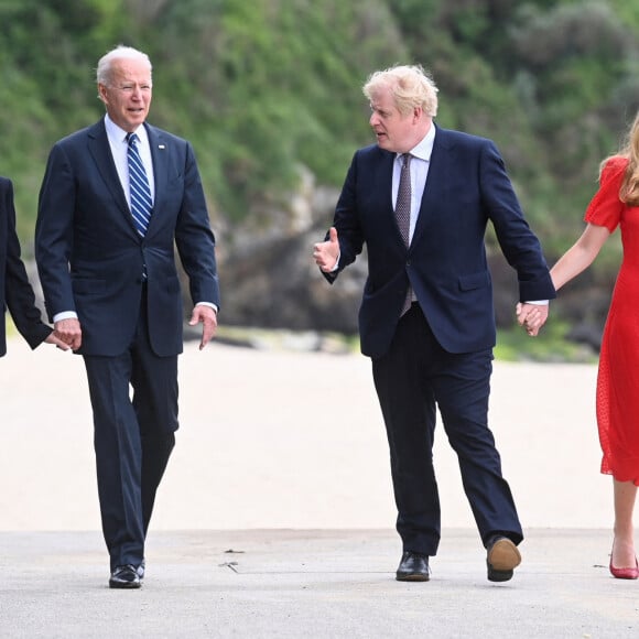 Le Premier ministre britannique Boris Johnson, sa femme Carrie, le président américain Joe Biden et sa femme la Première dame Jill Biden marchent avant le sommet du G7 à l'hôtel Carbis Bay à Saint Ives, Cornwall, Royaume Uni, le 10 juin 2021.