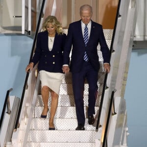 Joe Biden et sa femme Jill à leur arrivée à l'aéroport "Cornwall Airport Newquay" au Royaume-Uni, à l'occasion du sommet du G7 le 10 juin 2021.