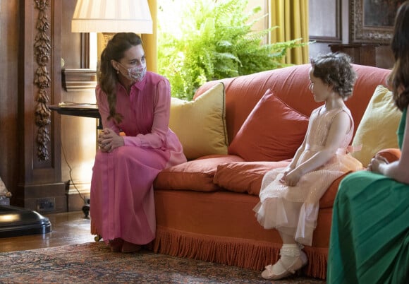 Kate Catherine Middleton, duchesse de Cambridge, a rencontré la jeune Mila Sneddon, atteinte d'un cancer, et sa famille au palais Holyroodhouse à Edimbourg. Le 27 mai 2021