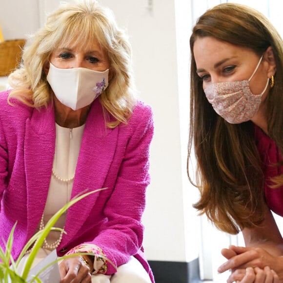 Catherine (Kate) Middleton, duchesse de Cambridge, et la Première Dame des États-Unis Jill Biden lors d'une visite à la "Connor Downs Academy à Hayle, Cornouailles, Royaume Uni, 11 juin 2021, lors du sommet du G7. 