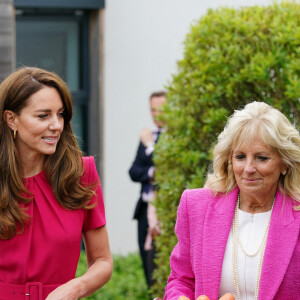 Catherine (Kate) Middleton, duchesse de Cambridge, et la Première Dame des États-Unis Jill Biden lors d'une visite à la "Connor Downs Academy à Hayle, Cornouailles, Royaume Uni, 11 juin 2021, lors du sommet du G7.  The Duchess of Cambridge (left) and US First Lady Jill Biden, carrying carrots for the school rabbit, Storm, during a visit to Connor Downs Academy in Hayle, West Cornwall, during the G7 summit in Cornwall. Picture date: Friday June 11, 2021. 