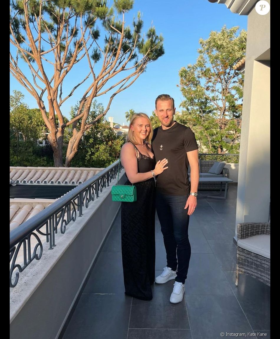 Le footballeur Harry Kane, capitaine de l'équipe d'Angleterre à l'Euro 2021, connait son épouse Kate Kane (née Goodland) depuis l'enfance.