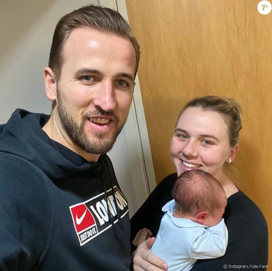 Harry Kane, son épouse Kate et leur troisième enfant, Louis. Décembre 2020.