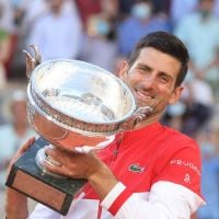 Novak Djokovic offre sa raquette à un enfant après sa victoire à Roland-Garros, l'adorable vidéo