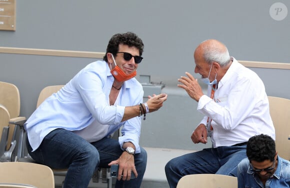 Patrick Bruel et Marc Ladreit de Lacharrière dans les tribunes des internationaux de France Roland Garros à Paris © Dominique Jacovides / Bestimage