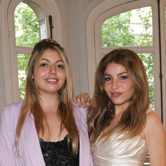 Exclusif - Lola Marois et sa soeur Lou - Jean-Marie Bigard et Lola Marois lors de la cérémonie oecuménique à l'occasion du renouvellement de leurs voeux pour leur 10 ans de mariage. Le 27 mai 2021 © Coadic Guirec / Bestimage