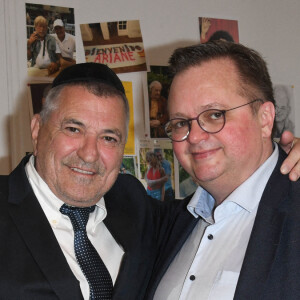 Exclusif - Jean-Marie Bigard et son ami Vincent - Jean-Marie Bigard et Lola Marois lors de la cérémonie oecuménique à l'occasion du renouvellement de leurs voeux pour leur 10 ans de mariage. Le 27 mai 2021 © Coadic Guirec / Bestimage