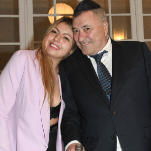 Exclusif - Jean-Marie Bigard et Lou, la soeur de Lola Marois - Jean-Marie Bigard et Lola Marois lors de la cérémonie oecuménique à l'occasion du renouvellement de leurs voeux pour leur 10 ans de mariage. Le 27 mai 2021 © Coadic Guirec / Bestimage