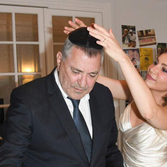 Exclusif - Jean-Marie Bigard et sa femme Lola Marois - Jean-Marie Bigard et Lola Marois lors de la cérémonie oecuménique à l'occasion du renouvellement de leurs voeux pour leur 10 ans de mariage. Le 27 mai 2021 © Coadic Guirec / Bestimage