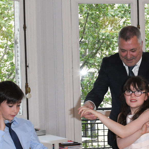 Exclusif - Jean-Marie Bigard, sa femme Lola Marois et leurs enfants Bella et Jules - Jean-Marie Bigard et Lola Marois lors de la cérémonie oecuménique à l'occasion du renouvellement de leurs voeux pour leur 10 ans de mariage. Le 27 mai 2021 © Coadic Guirec / Bestimage