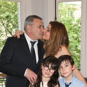 Exclusif - Jean-Marie Bigard, sa femme Lola Marois et leurs enfants Bella et Jules - Jean-Marie Bigard et Lola Marois lors de la cérémonie oecuménique à l'occasion du renouvellement de leurs voeux pour leur 10 ans de mariage. Le 27 mai 2021 © Coadic Guirec / Bestimage