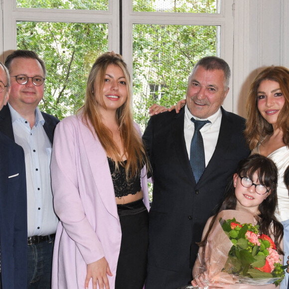 Exclusif - Paul Adam, Lou, la soeur de Lola Marois, Jean-Marie Bigard, sa femme Lola Marois et leurs enfants Bella et Jules, Husky Kihal - Jean-Marie Bigard et Lola Marois lors de la cérémonie oecuménique à l'occasion du renouvellement de leurs voeux pour leur 10 ans de mariage. Le 27 mai 2021 © Coadic Guirec / Bestimage