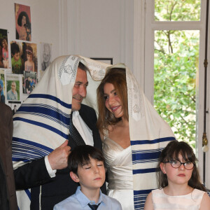 Exclusif - Jean-Marie Bigard, sa femme Lola Marois et leurs enfants Bella et Jules - Jean-Marie Bigard et Lola Marois lors de la cérémonie oecuménique à l'occasion du renouvellement de leurs voeux pour leur 10 ans de mariage. Le 27 mai 2021 © Coadic Guirec / Bestimage