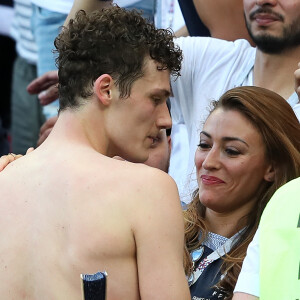 L'ex-Miss France Rachel Legrain-Trapani félicite son compagnon Benjamin Pavard après la victoire de la France face à l'Argentine lors des 8ème de finale de la Coupe du monde à Kazan en Russie. © Cyril Moreau/Bestimage