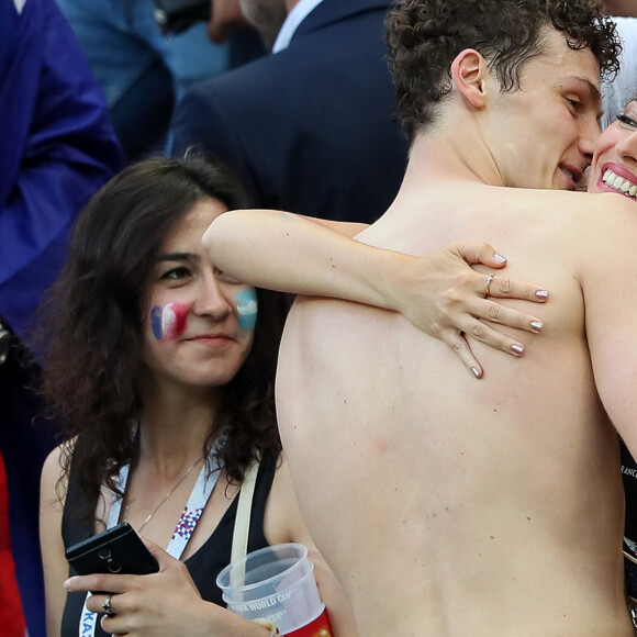 L'ex-Miss France Rachel Legrain-Trapani félicite son compagnon Benjamin Pavard après la victoire de la France face à l'Argentine lors des 8ème de finale de la Coupe du monde à Kazan en Russie le 30 juin 2018. © Cyril Moreau/Bestimage