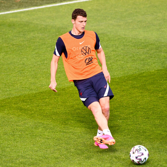 02 BENJAMIN PAVARD (FRA) lors de l'entrainement de l'équipe de France au centre National du Football de Clairefontaine-en-Yvelines, France, le 27 mai 2021, dans le cadre de la préparation de l'équipe de France pour l'Euro 2020. La France disputera un match amical contre le Pays de Galles le 2 juin et contre la Bulgarie le 8 juin. © Anthony Bibard/FEP/Panoramic/Bestimage  France training session in Clairefontaine-en-Yvelines, France, on May 27, 2021, as part of the team's preparation for the upcoming UEFA Euro 2020 football tournament. France will play a friendly match against Wales on June 2 and against Bulgaria on June 8 as part of the team's Euro 2020 preparation. 