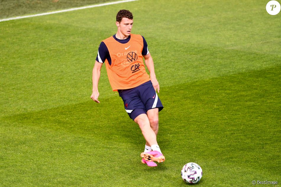 02 BENJAMIN PAVARD (FRA) lors de l'entrainement de l'équipe de France au centre National du Football de Clairefontaine-en-Yvelines, France, le 27 mai 2021, dans le cadre de la préparation de l'équipe de France pour l'Euro 2020. La France disputera un match amical contre le Pays de Galles le 2 juin et contre la Bulgarie le 8 juin. © Anthony Bibard/FEP/Panoramic/Bestimage France training session in Clairefontaine-en-Yvelines, France, on May 27, 2021, as part of the team's preparation for the upcoming UEFA Euro 2020 football tournament. France will play a friendly match against Wales on June 2 and against Bulgaria on June 8 as part of the team's Euro 2020 preparation.