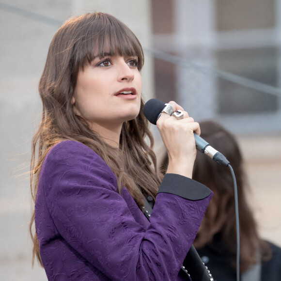 Clara Luciani - Enregistrement de l'émission "La chanson de l'année" dans les jardins du Palais Royal à Paris. Le 11 juin 2020. © Cyril Moreau / Bestimage