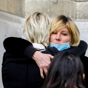 Mathilde Seigner - Sorties des obsèques d'Yves Rénier en l'église Saint-Pierre de Neuilly-sur-Seine, France, le 30 avril 2021.