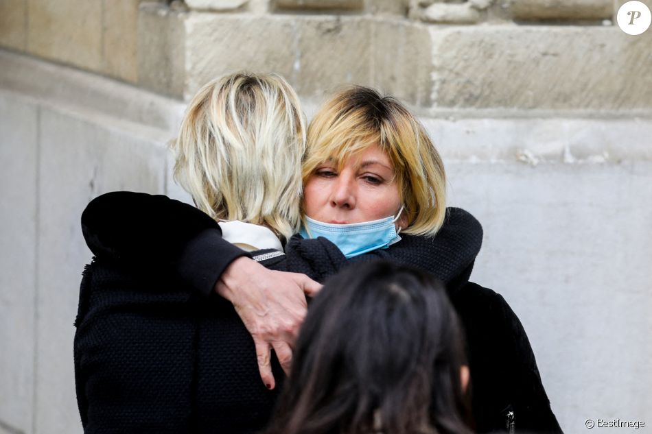 Mathilde Seigner - Sorties des obsèques d'Yves Rénier en l'église Saint-Pierre de Neuilly-sur-Seine, France, le 30 avril 2021.