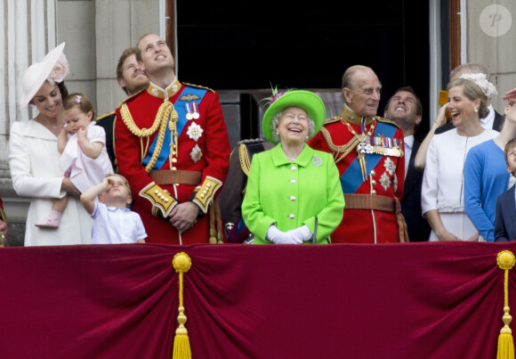 Kate Catherine Middleton, duchesse de Cambridge, la princesse Charlotte, le prince George, le prince Harry, le prince William, la reine Elisabeth II d'Angleterre, le prince Philip, duc d'Edimbourg, la comtesse Sophie de Wessex - La famille royale d'Angleterre au balcon du palais de Buckingham lors de la parade "Trooping The Colour" à l'occasion du 90ème anniversaire de la reine. Le 11 juin 2016