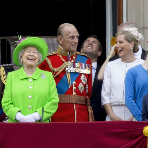 Kate Catherine Middleton, duchesse de Cambridge, la princesse Charlotte, le prince George, le prince Harry, le prince William, la reine Elisabeth II d'Angleterre, le prince Philip, duc d'Edimbourg, la comtesse Sophie de Wessex - La famille royale d'Angleterre au balcon du palais de Buckingham lors de la parade "Trooping The Colour" à l'occasion du 90ème anniversaire de la reine. Le 11 juin 2016